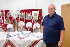 OBRAZEM: Krojové poklady v Radniční galerii. V Kyjově jsou k vidění historické šátky i čepce OBRAZEM: Krojové poklady v Radniční galerii. V Kyjově jsou k vidění historické šátky i čepce