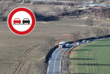 Řidiči u Kyjova porušili zákaz a nebezpečně předjížděli, usvědčil je dron