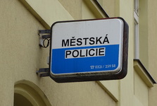 „Vlastně nevím, proč jsem to udělal,“ tvrdil vandal. V Kyjově rozbil okno a převracel popelnice „Vlastně nevím, proč jsem to udělal,“ tvrdil vandal. V Kyjově rozbil okno a převracel popelnice